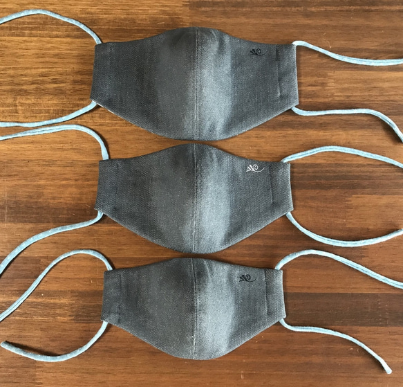デニム＆マルチストライプ柄のサイドポケット付き立体マスク・Lサイズ（男女兼用）刺繍色：ブラック 1枚目の画像