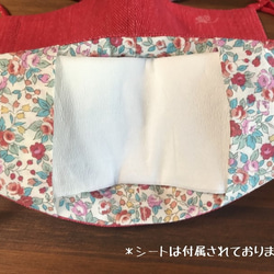 デニム＆花柄のサイドポケット付き立体マスク・Mサイズ（小顔の方や女性向け）刺繍色：サーモンピンク 2枚目の画像