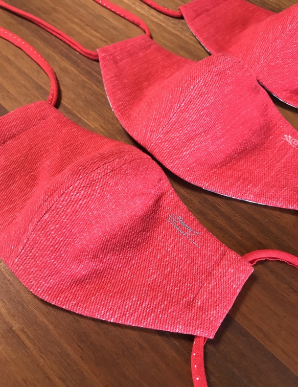 デニム＆花柄のサイドポケット付き立体マスク・Sサイズ（子供用）刺繍色：サーモンピンク 3枚目の画像