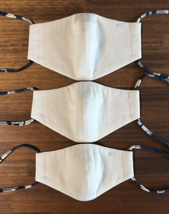 デニム＆ダブルガーゼのサイドポケット付き立体マスク・Sサイズ（子供用）刺繍色：ホワイト 2枚目の画像