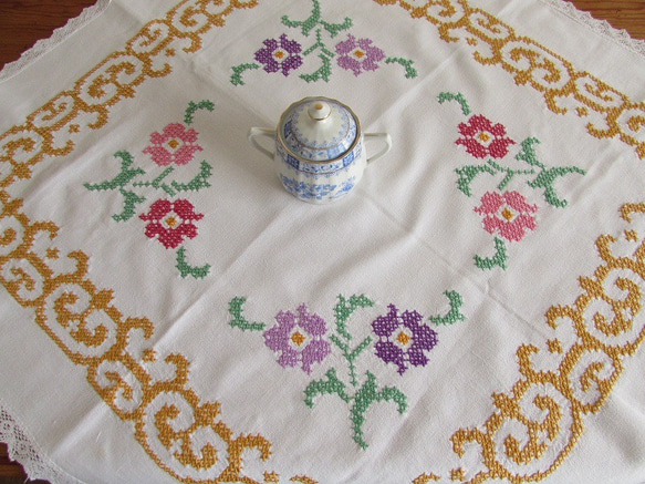フランスの手仕事/フォークロアなお花のクロスステッチ手刺繍入り テーブルクロス  (ヴィンテージ) 3枚目の画像