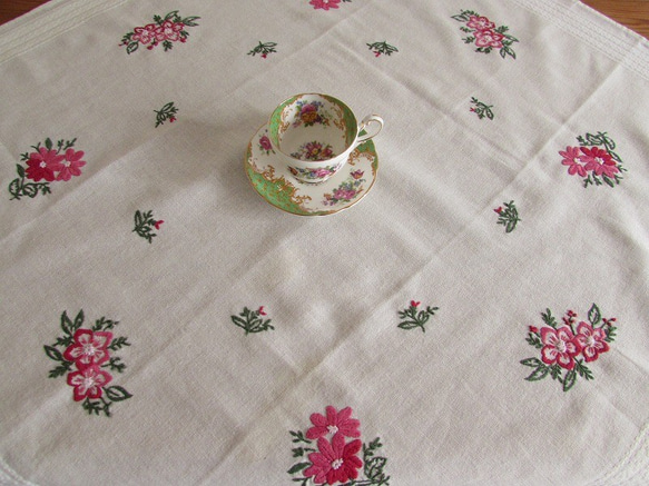 ドイツの手仕事/可愛いピンクのお花の手刺繍入り テーブルクロス　(ヴィンテージ・リメイク生地) 3枚目の画像