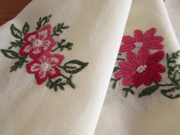 ドイツの手仕事/可愛いピンクのお花の手刺繍入り テーブルクロス　(ヴィンテージ・リメイク生地) 4枚目の画像