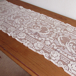 フランスの手仕事/生成り色の糸で丁寧に編まれたフィレレース テーブルセンター （ヴィンテージ・リメイク素材） 2枚目の画像