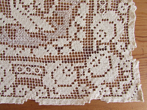 フランスの手仕事/生成り色の糸で丁寧に編まれたフィレレース テーブルセンター （ヴィンテージ・リメイク素材） 3枚目の画像