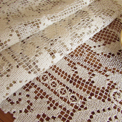 フランスの手仕事/生成り色の糸で丁寧に編まれたフィレレース テーブルセンター （ヴィンテージ・リメイク素材） 7枚目の画像