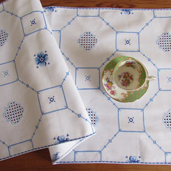 ドイツの手仕事/八角形の枠と可愛いお花の青糸手刺繍 テーブルセンター（青糸刺繍・ヴィンテージ） 1枚目の画像