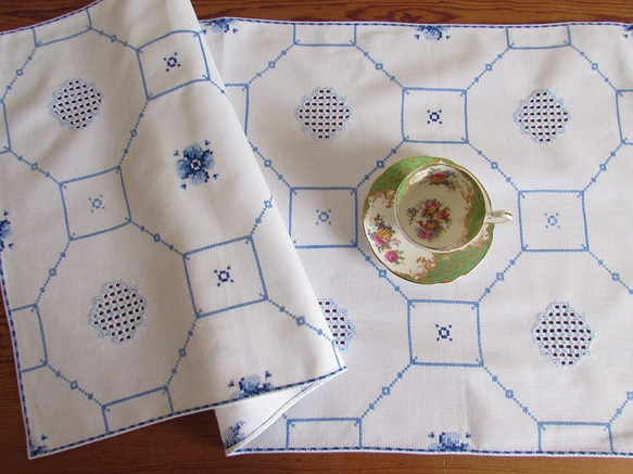 ドイツの手仕事/八角形の枠と可愛いお花の青糸手刺繍 テーブルセンター（青糸刺繍・ヴィンテージ） 1枚目の画像