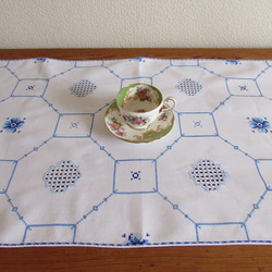 ドイツの手仕事/八角形の枠と可愛いお花の青糸手刺繍 テーブルセンター（青糸刺繍・ヴィンテージ） 3枚目の画像
