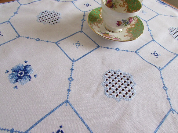 ドイツの手仕事/八角形の枠と可愛いお花の青糸手刺繍 テーブルセンター（青糸刺繍・ヴィンテージ） 4枚目の画像