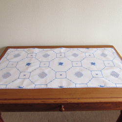ドイツの手仕事/八角形の枠と可愛いお花の青糸手刺繍 テーブルセンター（青糸刺繍・ヴィンテージ） 6枚目の画像