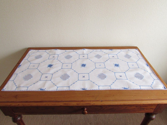 ドイツの手仕事/八角形の枠と可愛いお花の青糸手刺繍 テーブルセンター（青糸刺繍・ヴィンテージ） 6枚目の画像