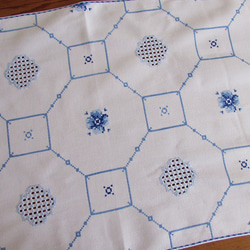 ドイツの手仕事/八角形の枠と可愛いお花の青糸手刺繍 テーブルセンター（青糸刺繍・ヴィンテージ） 7枚目の画像