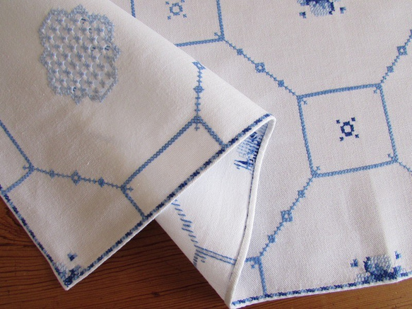 ドイツの手仕事/八角形の枠と可愛いお花の青糸手刺繍 テーブルセンター（青糸刺繍・ヴィンテージ） 8枚目の画像