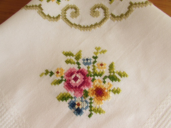 ドイツの手仕事/素敵なピンクローズの手刺繍入り テーブルクロス （ヴィンテージ・バラ） 7枚目の画像