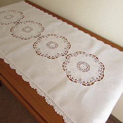 ドイツの手仕事/素敵な白糸手刺繍と手編みレース テーブルセンター　(ヴィンテージ) 3枚目の画像
