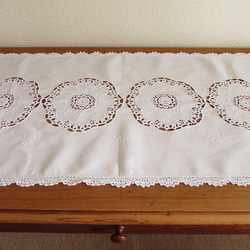 ドイツの手仕事/素敵な白糸手刺繍と手編みレース テーブルセンター　(ヴィンテージ) 4枚目の画像
