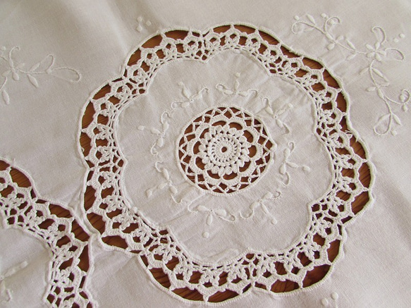 ドイツの手仕事/素敵な白糸手刺繍と手編みレース テーブルセンター　(ヴィンテージ) 6枚目の画像