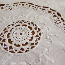 ドイツの手仕事/素敵な白糸手刺繍と手編みレース テーブルセンター　(ヴィンテージ) 9枚目の画像