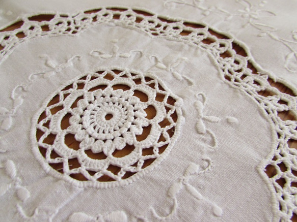 ドイツの手仕事/素敵な白糸手刺繍と手編みレース テーブルセンター　(ヴィンテージ) 9枚目の画像