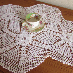 ドイツの手仕事/可愛らしいお花モチーフ 手編みレース テーブルマット　(ヴィンテージ・リメイク素材) 1枚目の画像