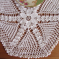 ドイツの手仕事/可愛らしいお花モチーフ 手編みレース テーブルマット　(ヴィンテージ・リメイク素材) 3枚目の画像