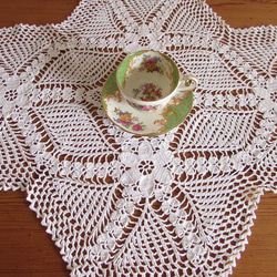 ドイツの手仕事/可愛らしいお花モチーフ 手編みレース テーブルマット　(ヴィンテージ・リメイク素材) 6枚目の画像