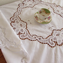 ドイツの手仕事/華やかなバテンレースとお花の白糸手刺繍