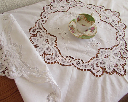 ドイツの手仕事/華やかなバテンレースとお花の白糸手刺繍 テーブル