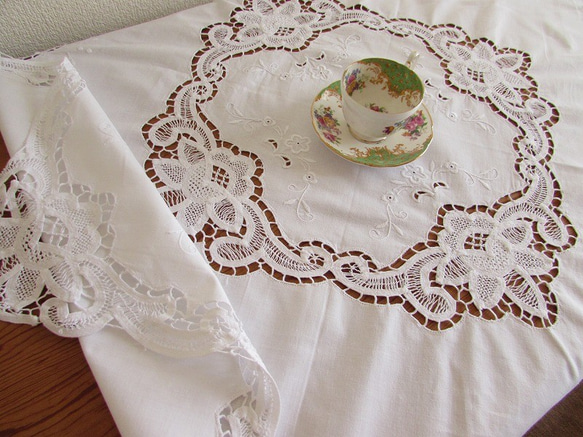 ドイツの手仕事/華やかなバテンレースとお花の白糸手刺繍