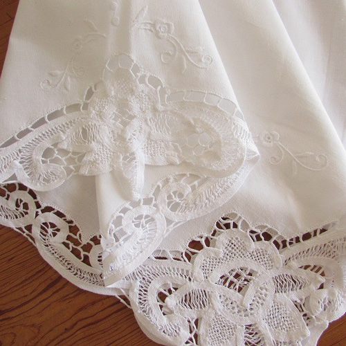 白糸手刺繍　手編みレース繋ぎ　テーブルクロス ドイツの手仕事/華やかなバテンレースとお花の白糸手刺繍