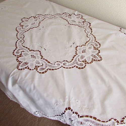 ドイツの手仕事/華やかなバテンレースとお花の白糸手刺繍