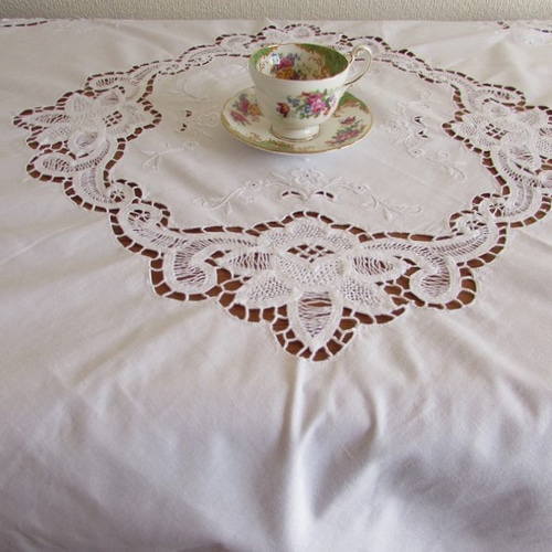 ドイツの手仕事/華やかなバテンレースとお花の白糸手刺繍 テーブル