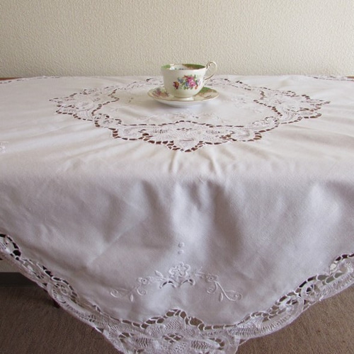 ドイツの手仕事/華やかなバテンレースとお花の白糸手刺繍