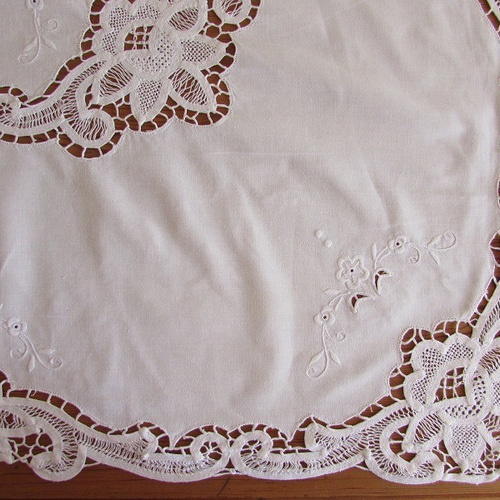 ドイツの手仕事/華やかなバテンレースとお花の白糸手刺繍 テーブル