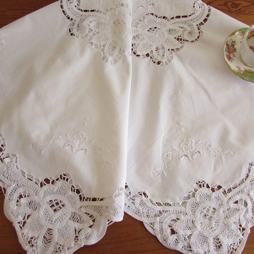 白糸手刺繍　手編みレース繋ぎ　テーブルクロス ドイツの手仕事/華やかなバテンレースとお花の白糸手刺繍