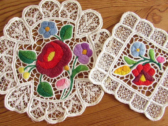合馬公式アカウント カロチャ刺繍 ドイリー ヴィンテージ ハンガリーの手仕事/ 可愛いカロチャ刺繍 ドイリー2点
