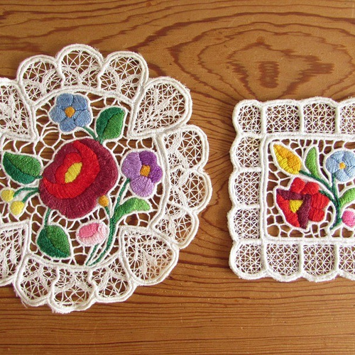 ハンガリー製　カロチャ刺繍　レースコースター　ドイリー　ヴィンテージ品 楽天市場】カロチャ刺繍 ドイリー 花 レース ハンガリー 白 東欧
