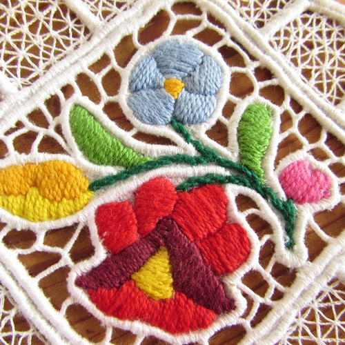 合馬公式アカウント カロチャ刺繍 ドイリー ヴィンテージ ハンガリーの手仕事/ 可愛いカロチャ刺繍 ドイリー2点