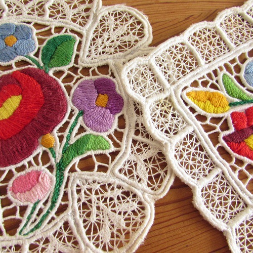 ハンガリー製　ハンドメイド　カロチャ刺繍　ドイリー　テーブルセンター ハンガリー カロチャ刺繍のテーブルセンター | Anneli folkcraft