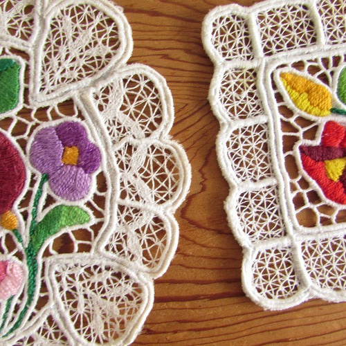 ハンガリーの手仕事/ 可愛いカロチャ刺繍 ドイリー2点 (ヴィンテージ