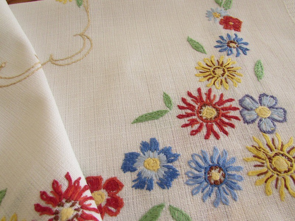 フランスの手仕事/黄色やピンク・水色の小花の手刺繍入り テーブルクロス　(ヴィンテージ) 7枚目の画像