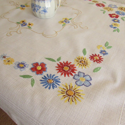 フランスの手仕事/黄色やピンク・水色の小花の手刺繍入り テーブルクロス　(ヴィンテージ) 8枚目の画像