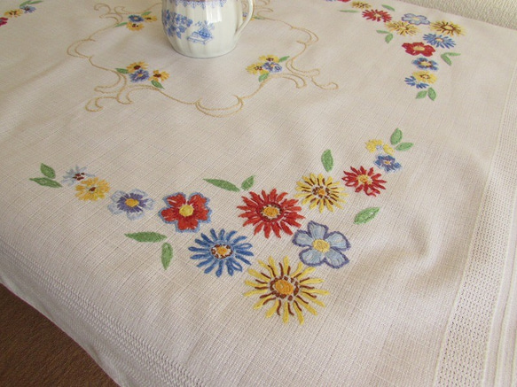 フランスの手仕事/黄色やピンク・水色の小花の手刺繍入り テーブルクロス　(ヴィンテージ) 8枚目の画像