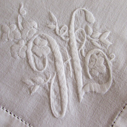 フランスの手仕事/素敵なお花とモノグラムの白糸手刺繍 テーブルマット・ナプキン　(ヴィンテージ・白糸刺繍) 3枚目の画像