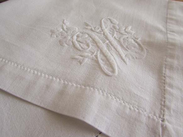 フランスの手仕事/素敵なお花とモノグラムの白糸手刺繍 テーブルマット・ナプキン　(ヴィンテージ・白糸刺繍) 4枚目の画像