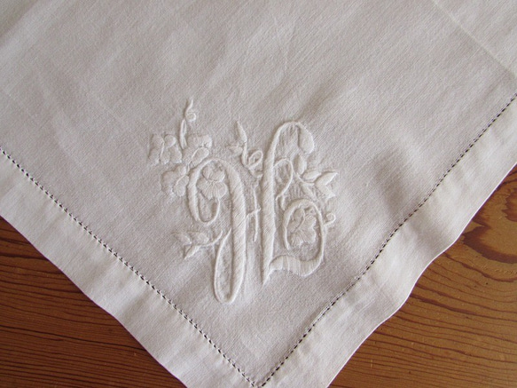フランスの手仕事/素敵なお花とモノグラムの白糸手刺繍 テーブルマット・ナプキン　(ヴィンテージ・白糸刺繍) 5枚目の画像