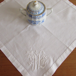 フランスの手仕事/素敵なお花とモノグラムの白糸手刺繍 テーブルマット・ナプキン　(ヴィンテージ・白糸刺繍) 8枚目の画像