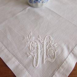 フランスの手仕事/素敵なお花とモノグラムの白糸手刺繍 テーブルマット・ナプキン　(ヴィンテージ・白糸刺繍) 9枚目の画像