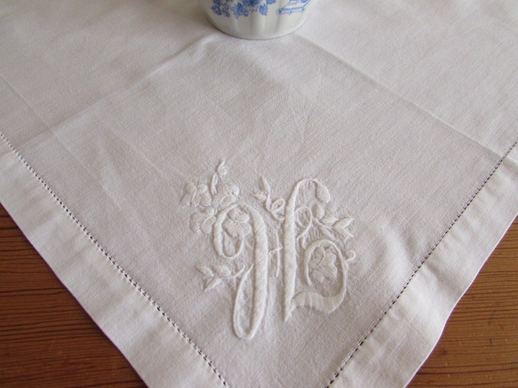 フランスの手仕事/素敵なお花とモノグラムの白糸手刺繍 テーブルマット・ナプキン　(ヴィンテージ・白糸刺繍) 9枚目の画像